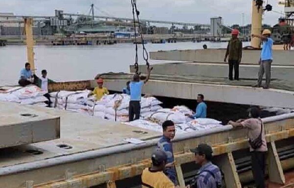 6.000 Ton Beras Impor dari Vietnam Tiba di Pelabuhan Krueng Geukueh